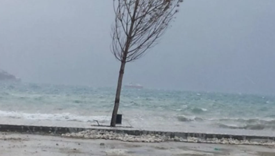 V&euml;shtir&euml;si nga moti i keq n&euml; Sarand&euml;, stuhia fundos 2 mjete