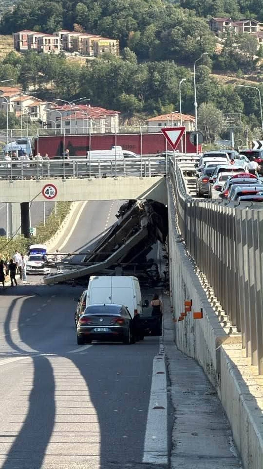 Aksidenti tragjik pran&euml; TEG-ut/ Betonierja u p&euml;rplas me Audi-n n&euml;