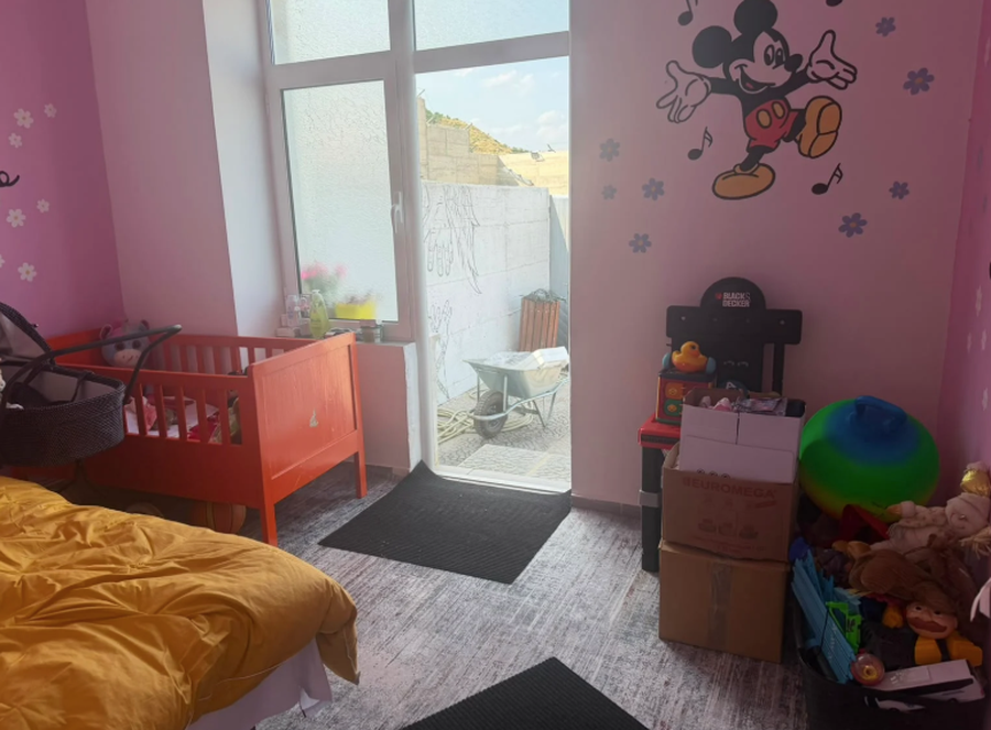 Gazetarja denoncoi rastin e n&euml;n&euml;s me foshnj&euml;n 7-muajshe n&euml;
