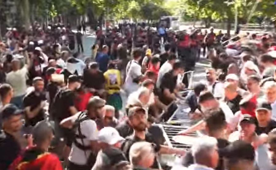 Nisin p&euml;rplasjet me policin&euml; para Kuvendit, protestuesit e shumt&euml;