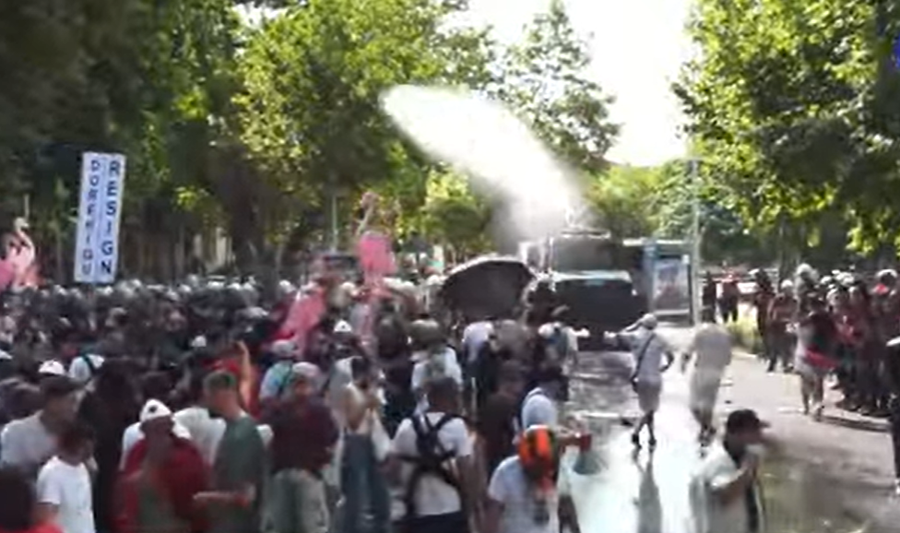 Dit&euml; e ngarkuar n&euml; Kuvend, mij&euml;ra qytetar&euml; protestojn&euml;!