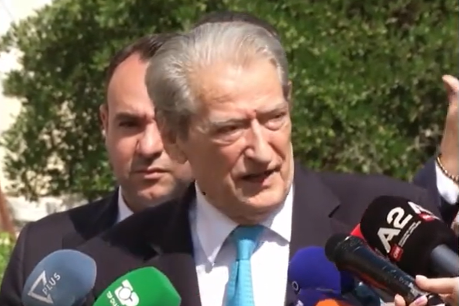 Protesta para Kuvendit, Berisha: T&euml; shkrihet parlamenti, ky &euml;sht&euml;