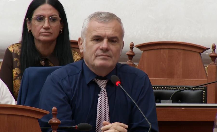 Mbi 6 orë protestë e përplasje jashtë Kuvendit,