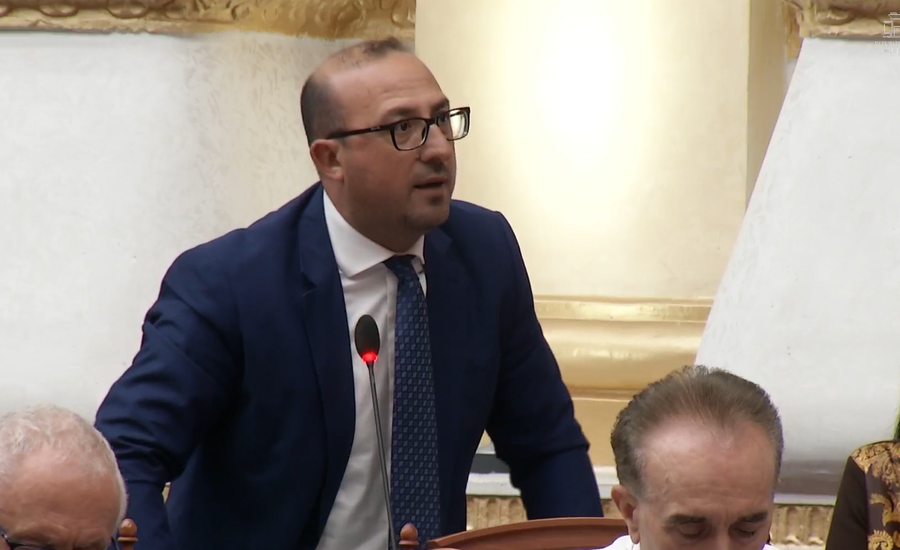 Mbi 6 orë protestë e përplasje jashtë Kuvendit,