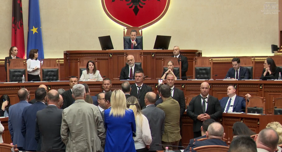Mbi 7 or&euml; protest&euml; e p&euml;rplasje jasht&euml; Kuvendit,