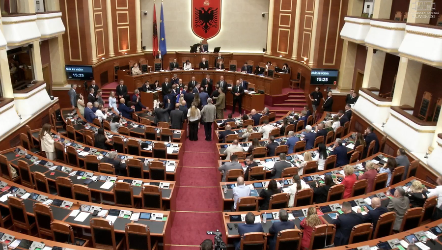Mbi 7 orë protestë e përplasje jashtë Kuvendit, tensione