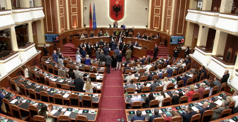 Kuvendi mbyllet pas 8 orësh tensione brenda dhe jashtë godinës.