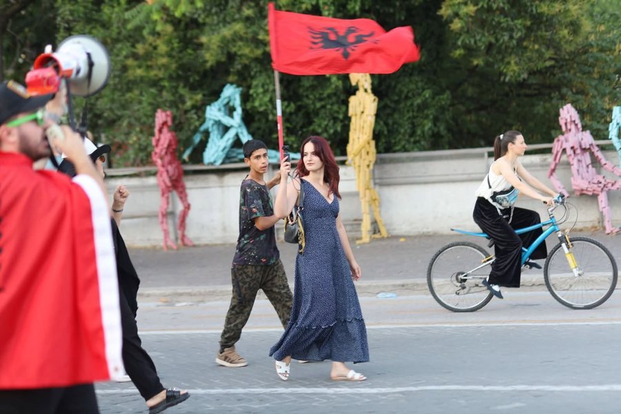 Protesta para Kuvendit, gazetarja shoq&euml;rohet n&euml; polici, lirohet pas dy