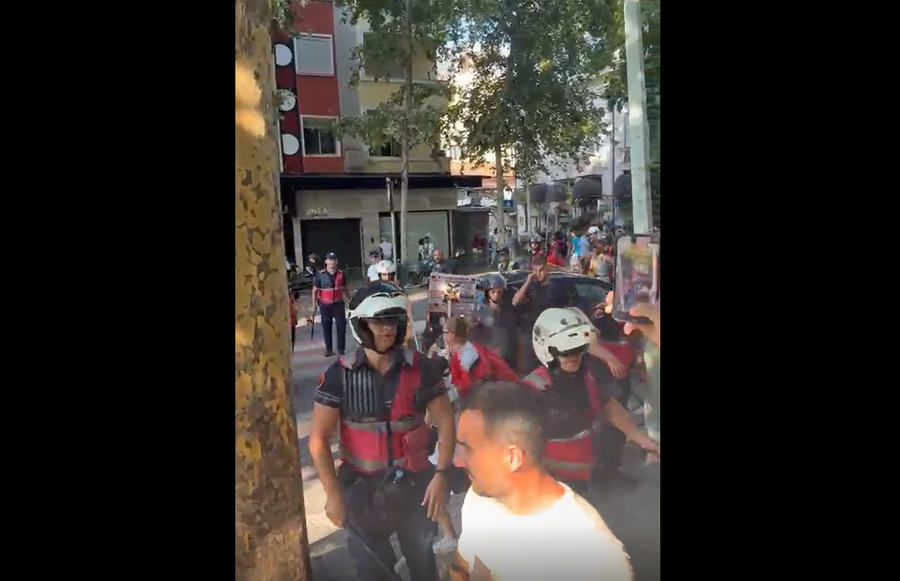 Policia me shkopinj gome shpërndajnë protestuesit, arrestime në