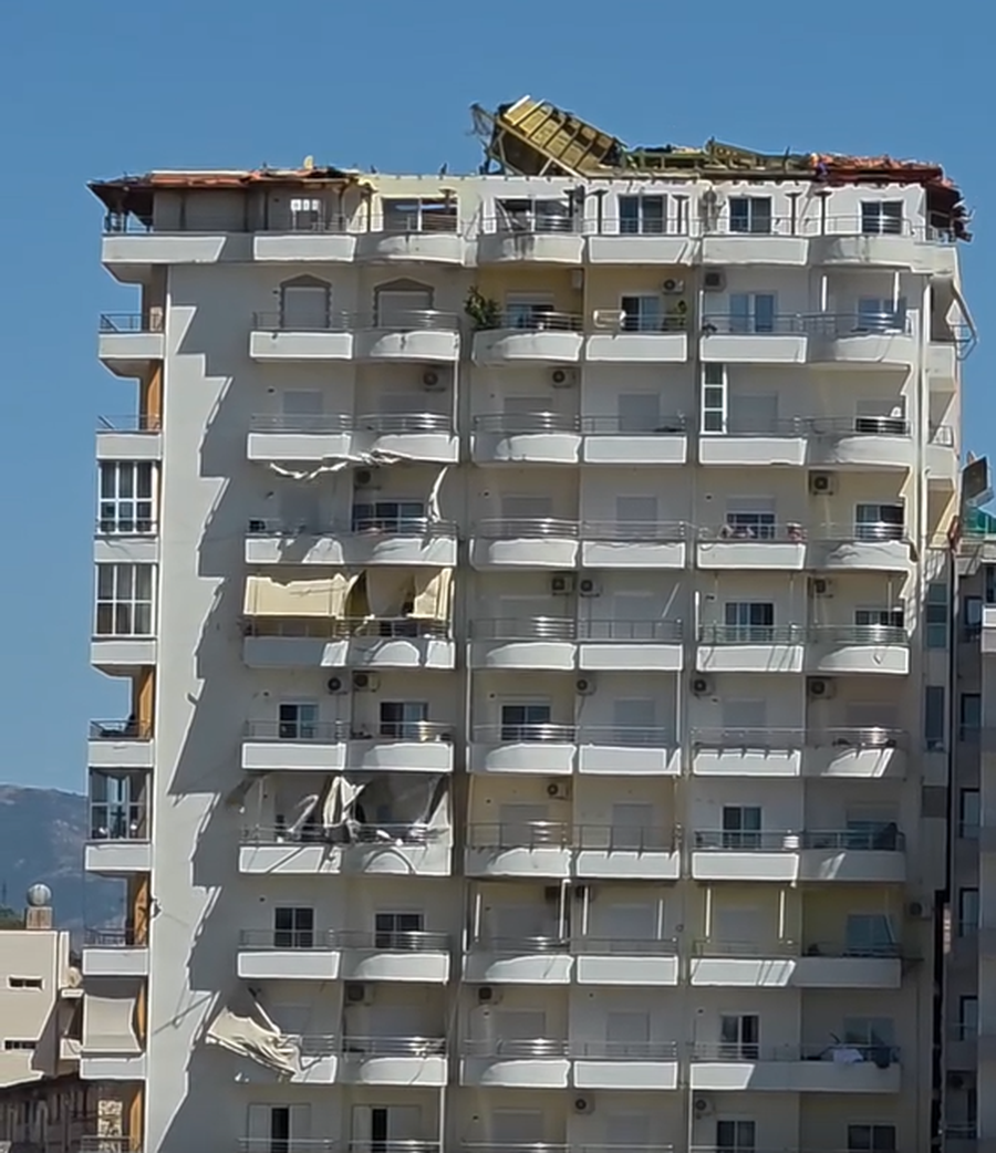 VIDEO/ Stuhia shkul çatinë e një pallati në Sarandë,