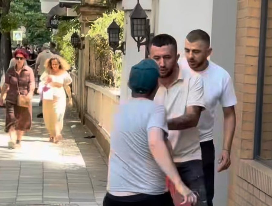 VIDEO/ E paprecedentë, dy civilë tentojnë të