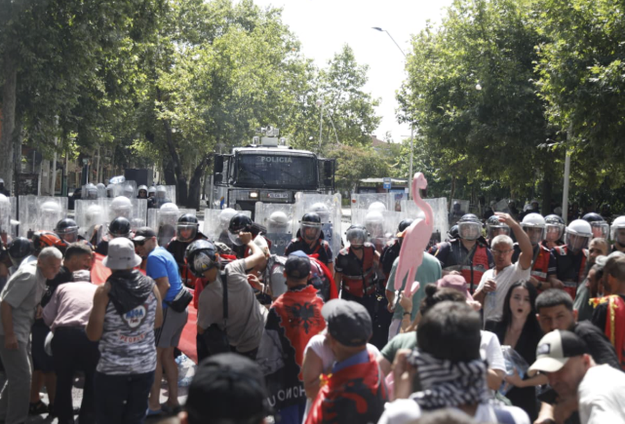 Protesta e djeshme para Kuvendit, lirohen 21 protestues! Dy të tjerë