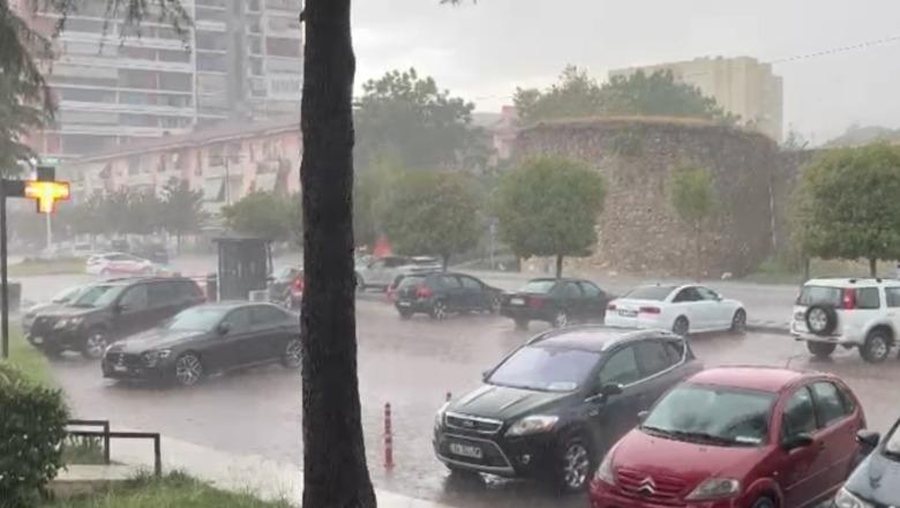 Stuhia godet vendin, bresh&euml;r n&euml; Elbasan e Kor&ccedil;&euml;, rrufeja