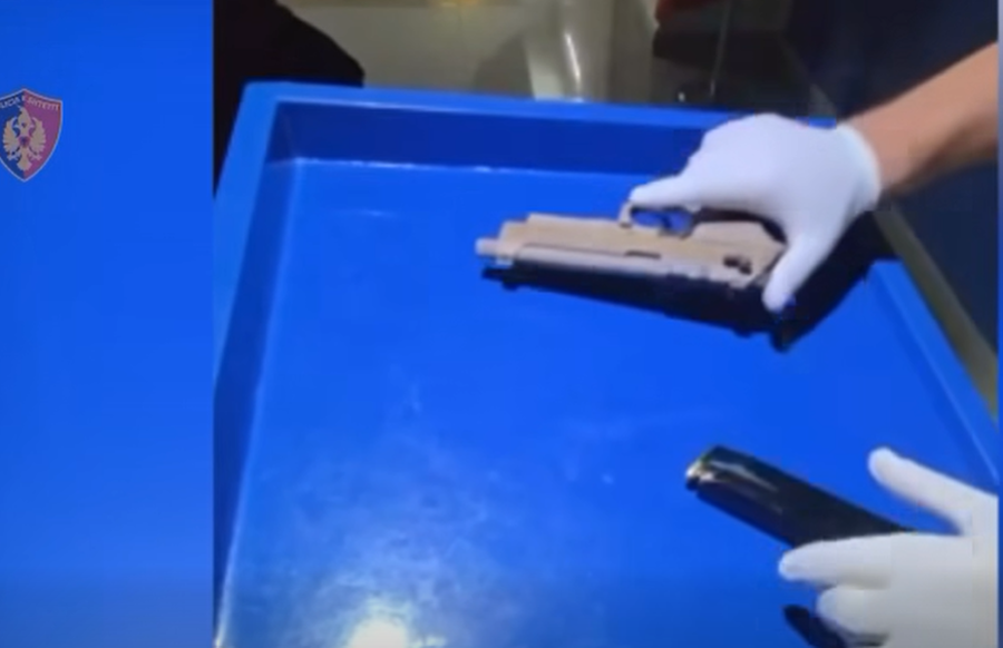 VIDEO+EMRAT/ Arm&euml;, municion dhe drog&euml; n&euml; lokal, tre persona bien
