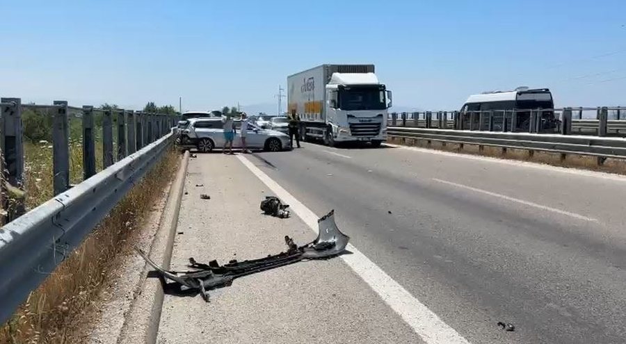 Aksident në autostradën Tiranë-Durrës, dy mjete