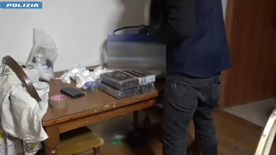 VIDEO/ Sekuestrohen 11 kg kokainë me logon “Gucci” në