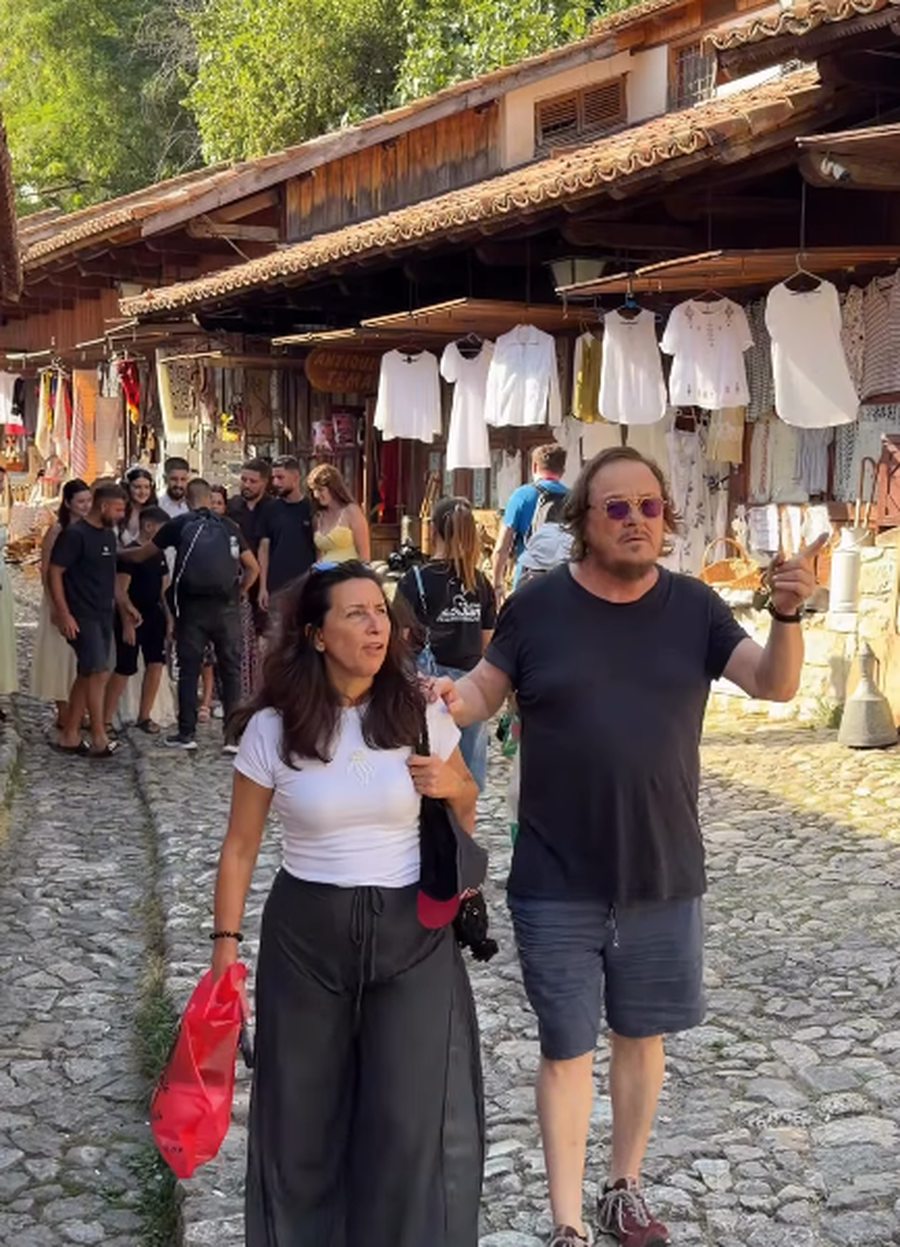 VIDEO/ Nga byreku tek qeleshet në pazarin e Krujës, Zucchero shijon