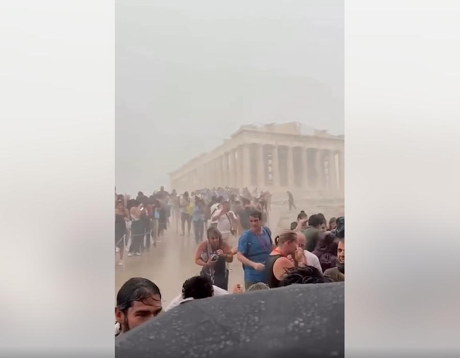 VIDEO/ Stuhi e papritur godet Akropolin, turist&euml;t p&euml;rfshihen nga