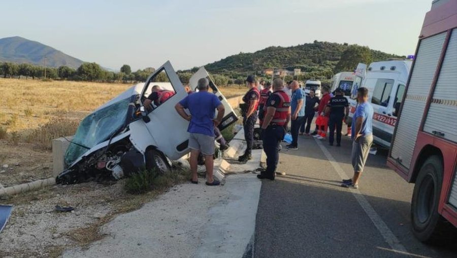 EMRAT/ Aksident i r&euml;nd&euml; n&euml; Vlor&euml;: Furgoni me