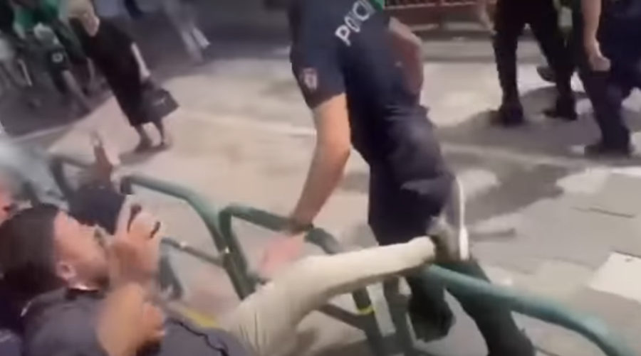 Policia nuk kursen as median, momenti kur efektivi shtyn gazetarin Vatnikaj