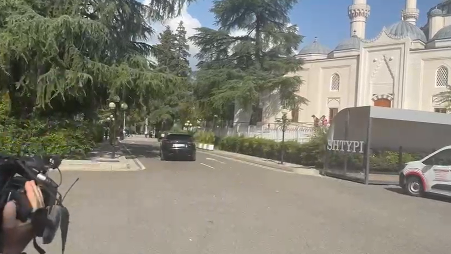 VIDEO/ Deputeti mbylli deklarat&euml;n p&euml;r mediat dhe u largua nga Kuvendi,