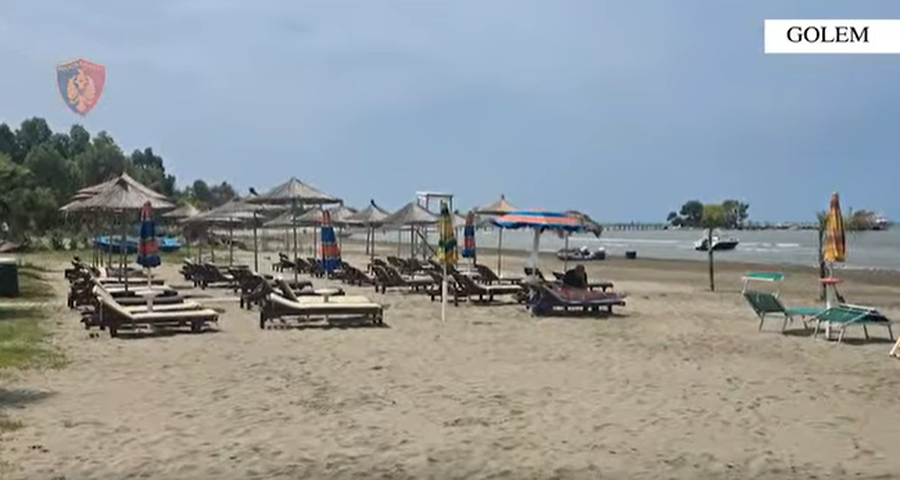 Vendos&euml;n qindra &ccedil;adra e shezlong&euml; n&euml; plazh, n&euml;n hetim
