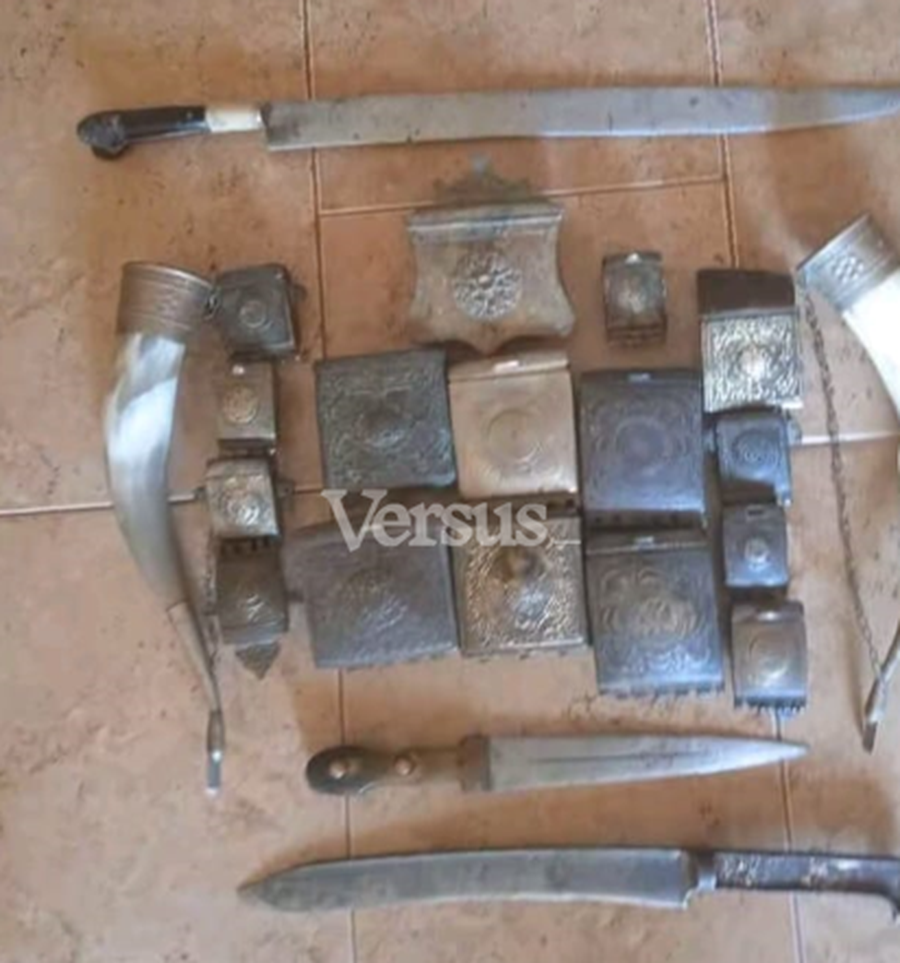 Shpata, unaza, monedha ari e argjendi, grabit&euml;sit i shesin hapur thesaret