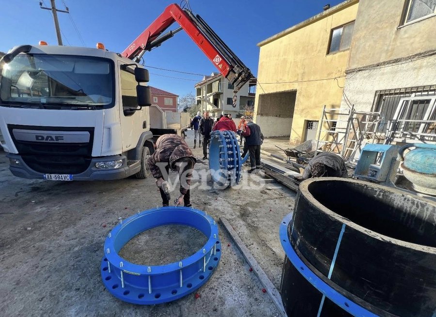 FOTOT/ Me eskort&euml; policie, mb&euml;rrin tubi q&euml; la Vlor&euml;n