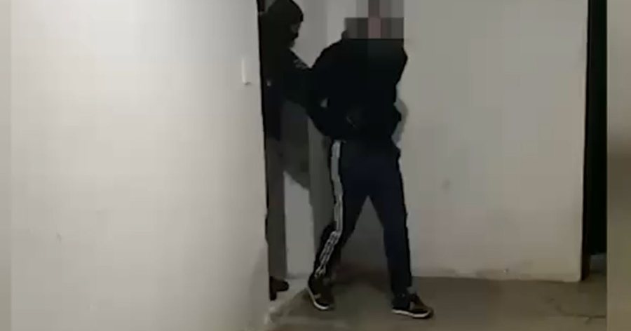 Arrestohet 29-vjeçari që dhunoi babanë, i gjendet edhe