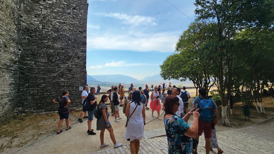 Lëkundet turizmi, zhgënjehen polakët dhe spanjollët,