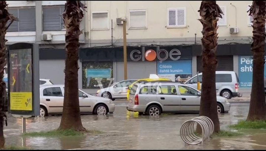 Moti i keq në Durrës, vdes 43 vjeçari që ra në