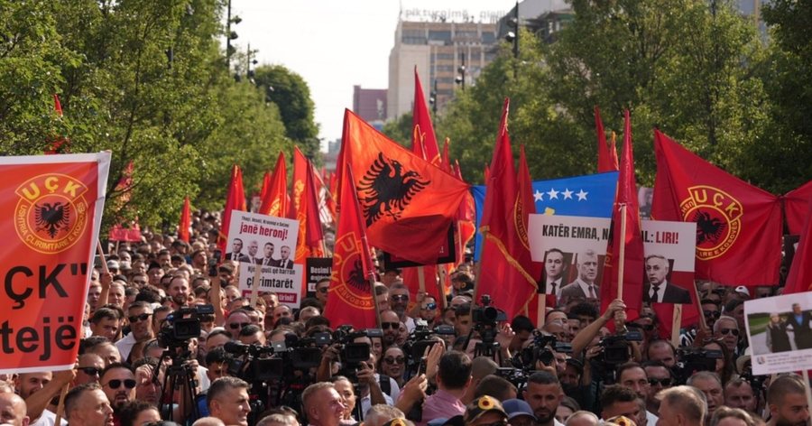 Kosova, 18 vite shtet! Fest&euml; dhe manifestim p&euml;r lider&euml;t e