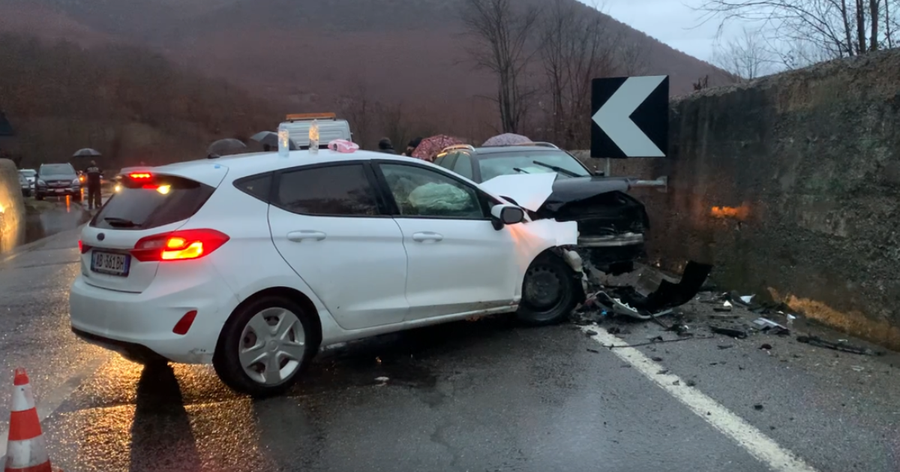 Aksident n&euml; Rrug&euml;n e Arbrit, plagosen dy shofer&euml;t