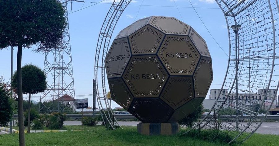Një shekull dashuri për futbollin, por pa stadium