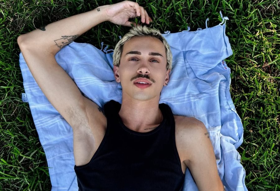 Vserlo: Crop top-et dhe tangat nuk më bëjnë të ndryshoj