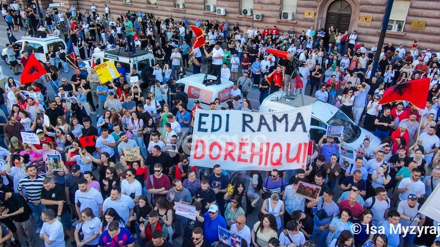 FOTO/ &ldquo;Zv&euml;rnecin do e marrim pasi t&euml; &ccedil;lirojm&euml;