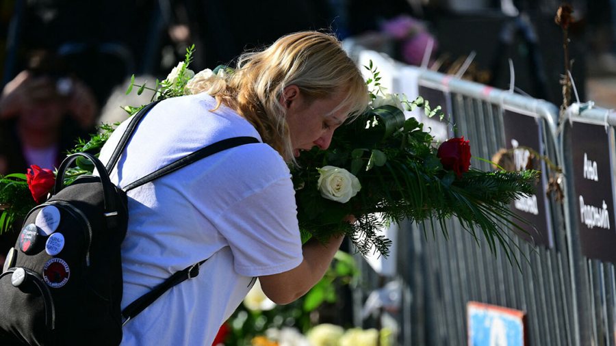 Grevë urie para Parlamentit në Beograd / Nëna: Kërkoj