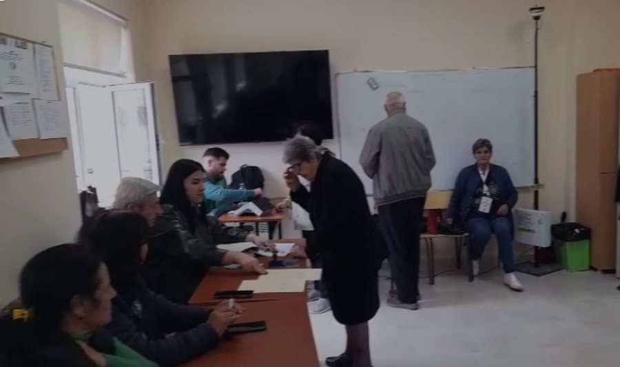 “Persona të paautorizuar në qendrat e votimit”- Policia