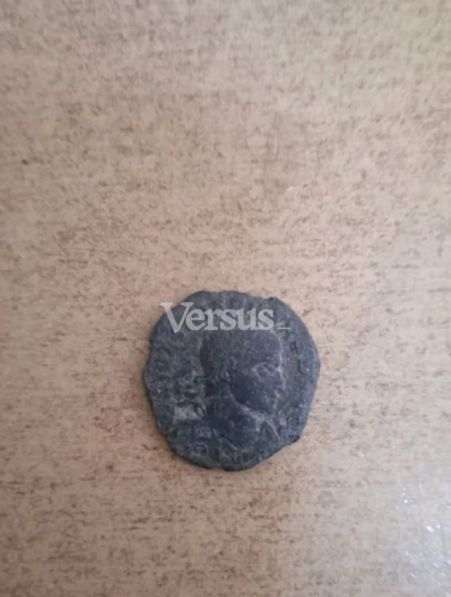 Shpata, unaza, monedha ari e argjendi, grabit&euml;sit i shesin hapur thesaret