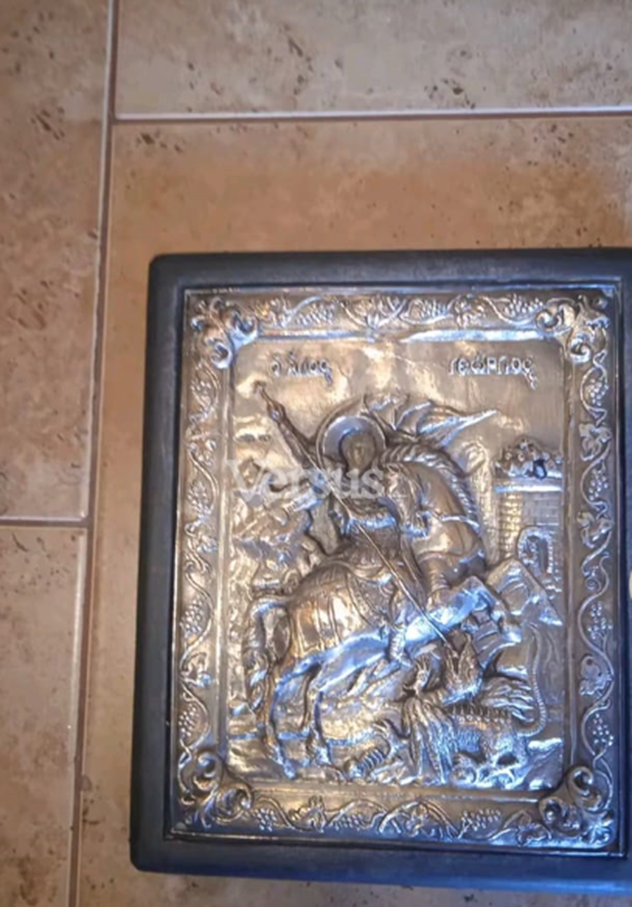 Shpata, unaza, monedha ari e argjendi, grabit&euml;sit i shesin hapur thesaret