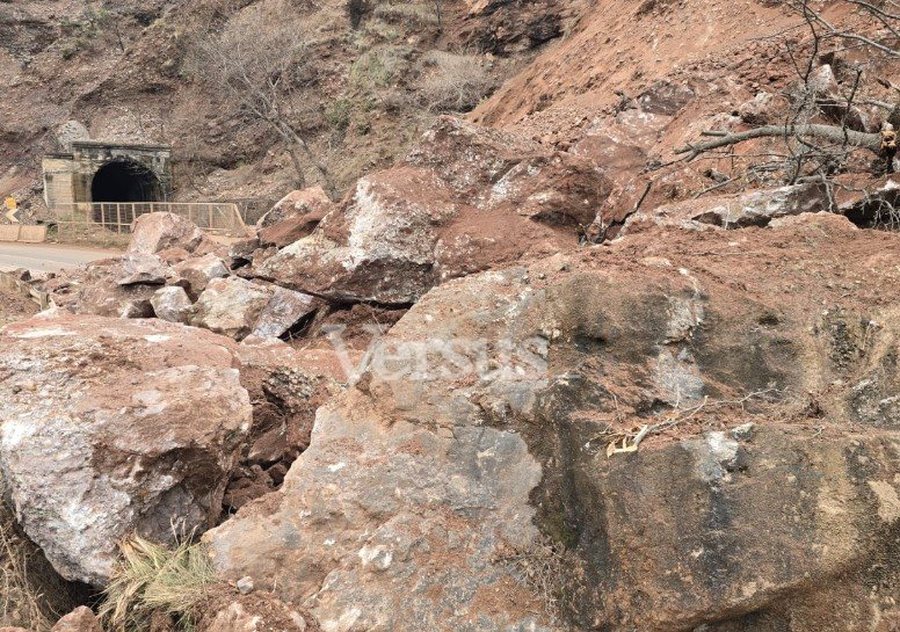 FOTOT/ Shembet masivi i shkëmbinjve në rrugën