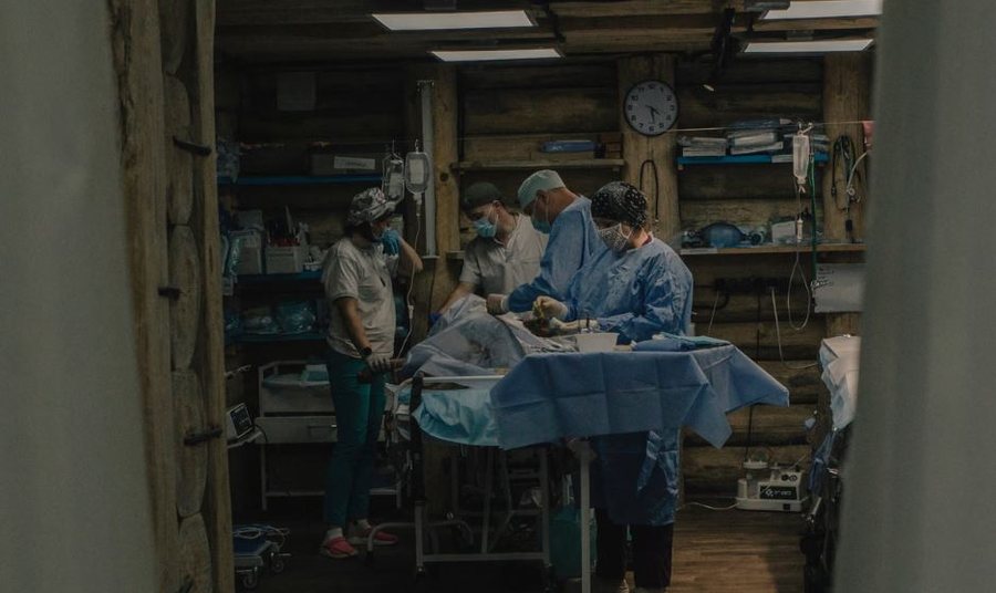 6 metra nën tokë/ Brenda spitalit sekret ku trajtohen ushtarët