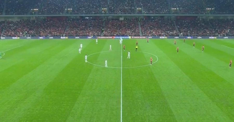 Paraqitje dinjitoze e kuqezinjve, mbyllet pa gola pjesa e parë