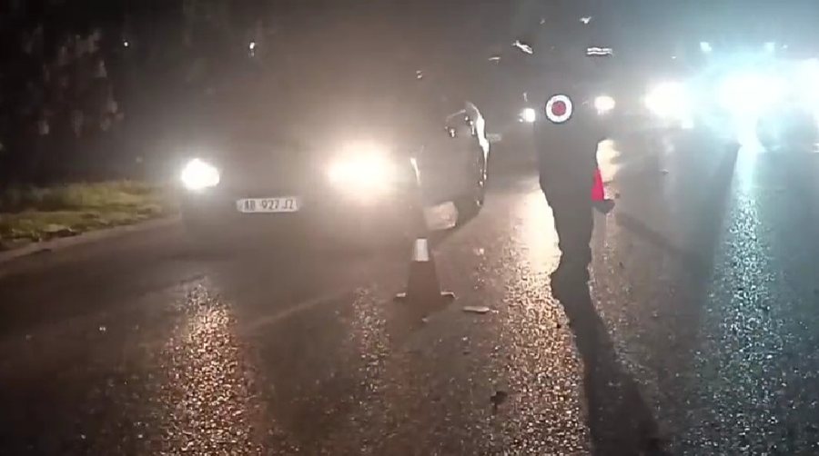 EMRAT/ Makina p&euml;rplas p&euml;r vde*je 45-vje&ccedil;arin n&euml; aksin