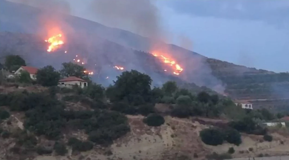 Fire reactivates in Poliçan, dozens of homes in Prokëçat are