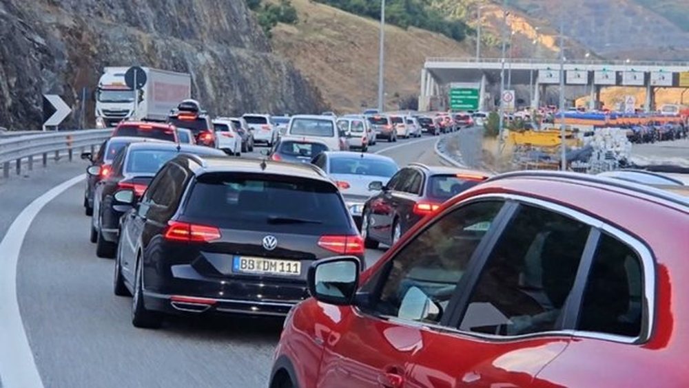 Large flow on Rruga e Kombit, long lines in Morina and Kalimash