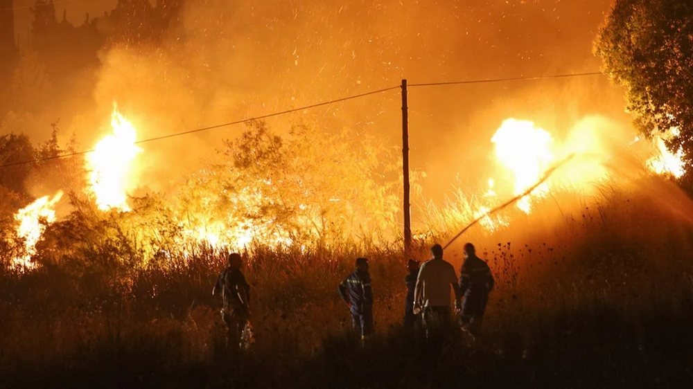 Fires burn Spain/ Firefighters and army fight the flames, 23 arrested