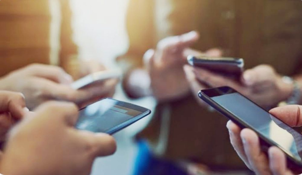 The digital world, screens "steal" 3-4 months a year from us