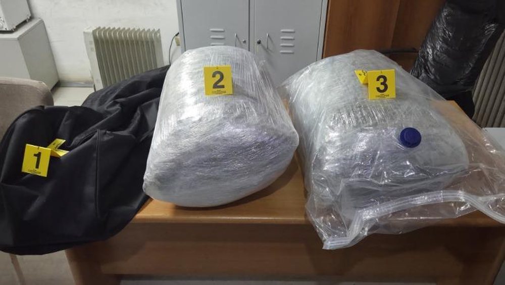 Trafikanti i shpëton policisë në kufirin