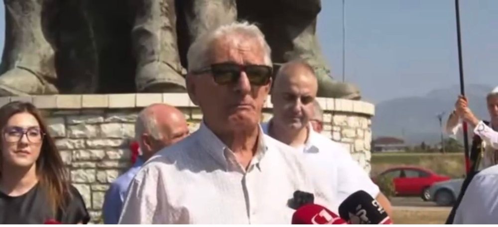 In Shkodra, communists demand the return of the red star in the city center.
